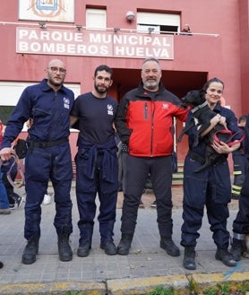 Imagen secundaria 2 - Sández, abrazado por su hijo a su regreso de una misión con Bomberos Unidos Sin Fronteras en Turquía