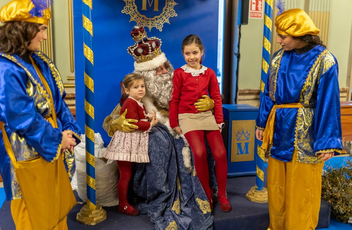 La visita de los Reyes Magos a residencias y hospitales de Huelva, en imágenes