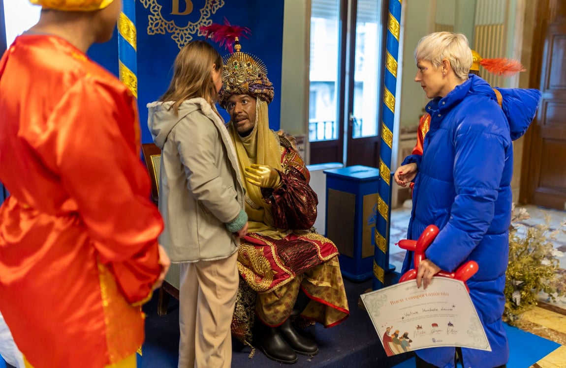 La visita de los Reyes Magos a residencias y hospitales de Huelva, en imágenes