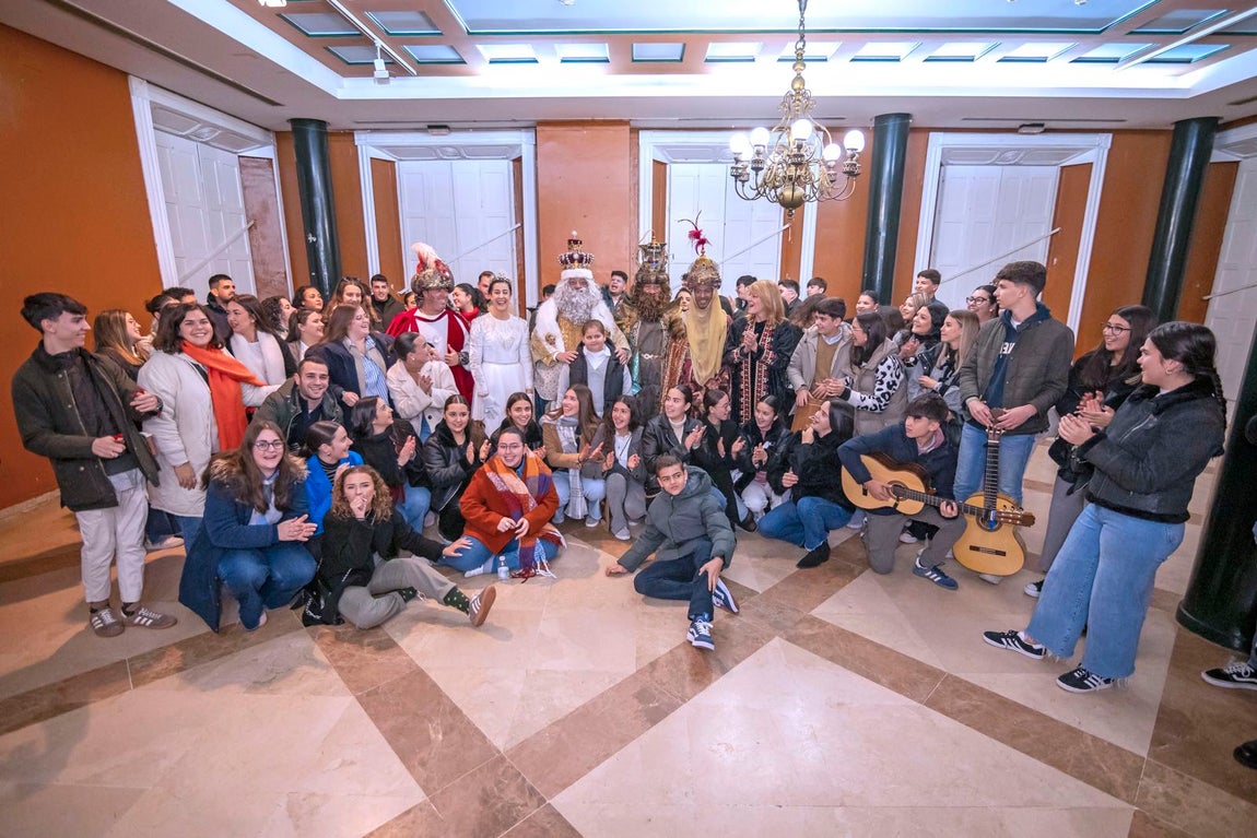 La visita de los Reyes Magos a residencias y hospitales de Huelva, en imágenes