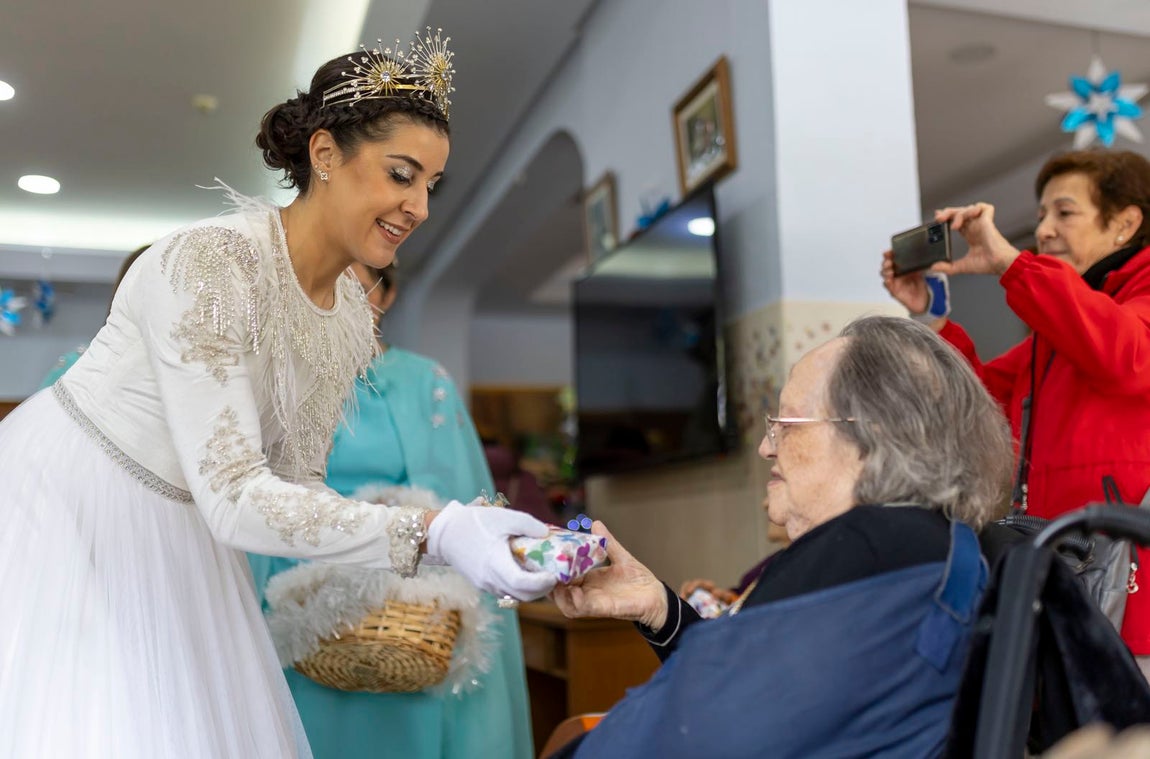 La visita de los Reyes Magos a residencias y hospitales de Huelva, en imágenes