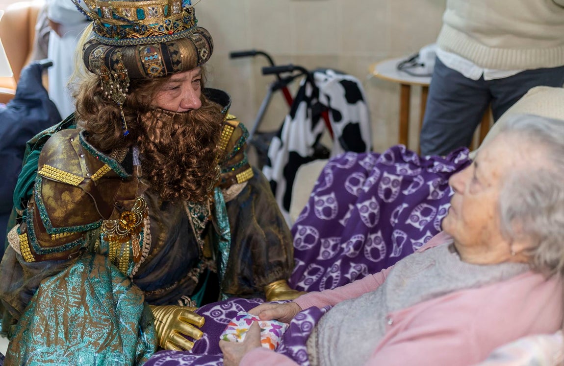 La visita de los Reyes Magos a residencias y hospitales de Huelva, en imágenes