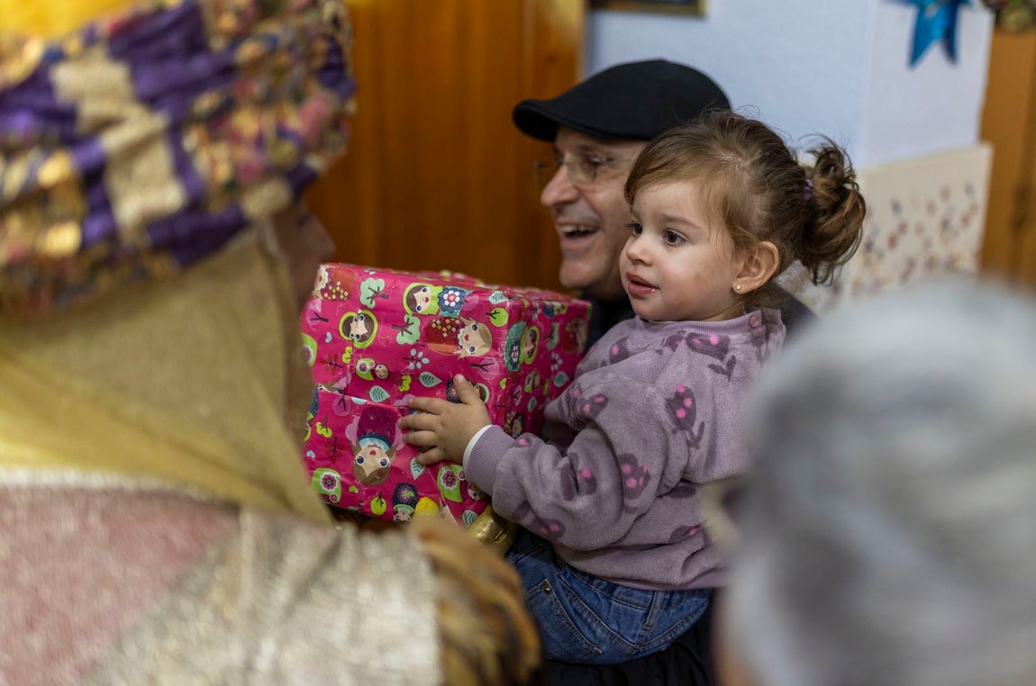 La visita de los Reyes Magos a residencias y hospitales de Huelva, en imágenes