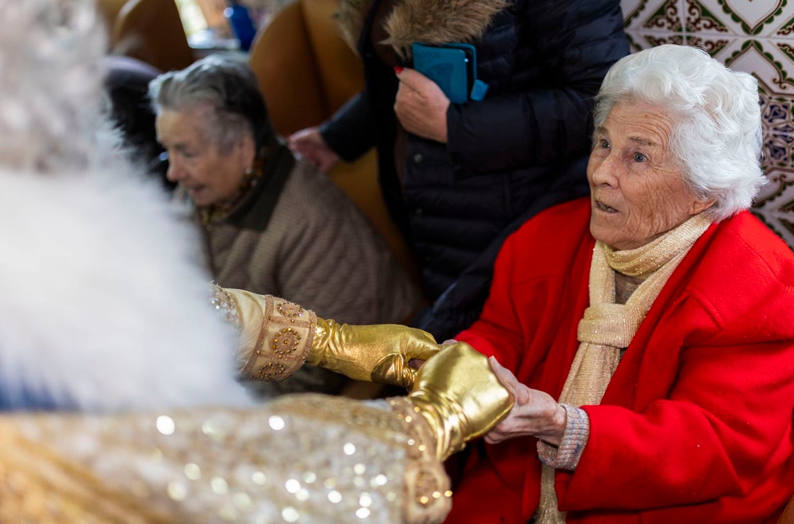 La visita de los Reyes Magos a residencias y hospitales de Huelva, en imágenes