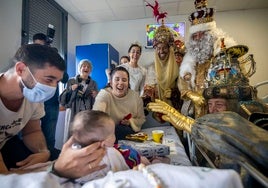 La visita de los Reyes Magos a residencias y hospitales de Huelva, en imágenes