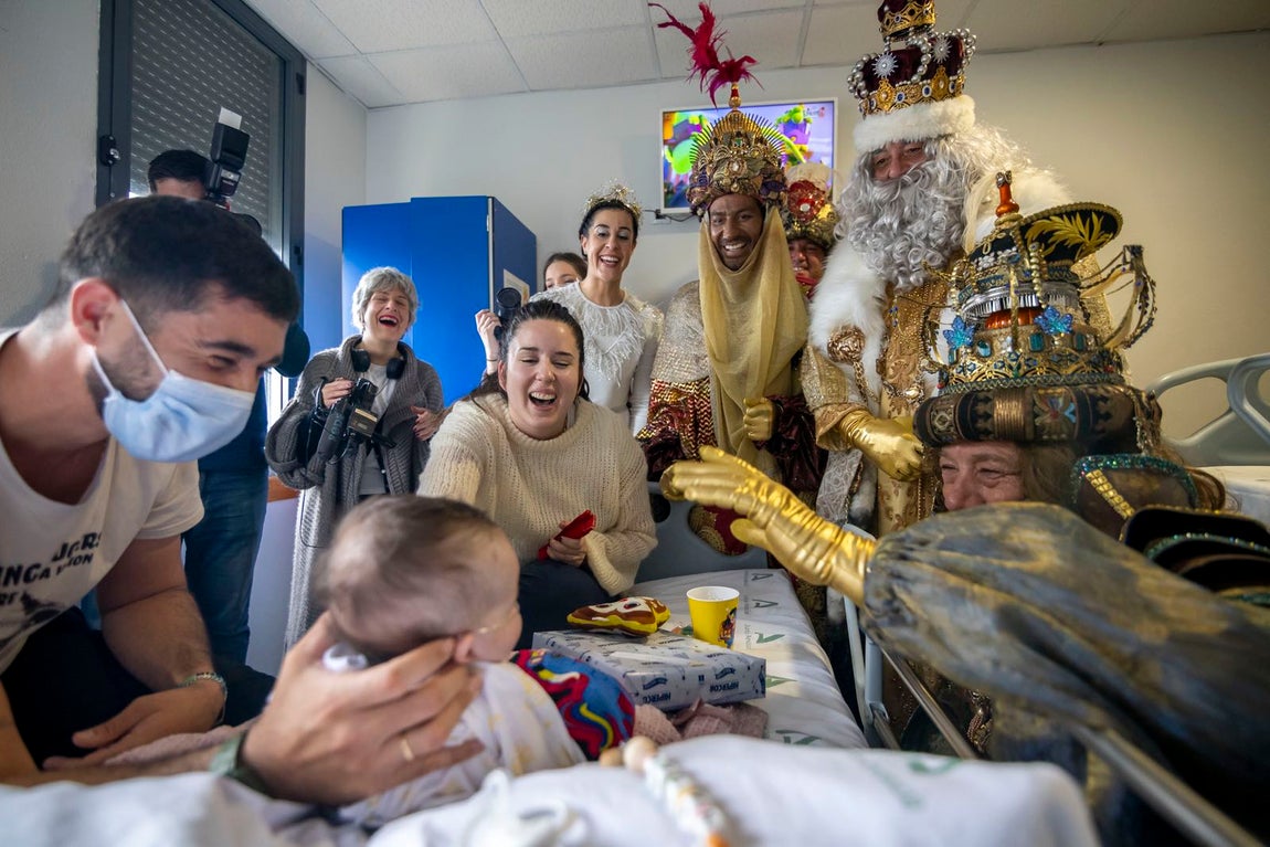 La visita de los Reyes Magos a residencias y hospitales de Huelva, en imágenes