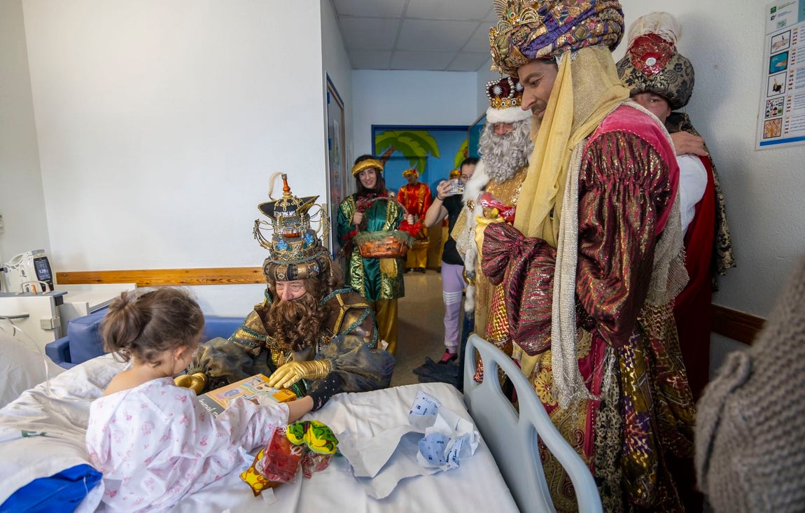 La visita de los Reyes Magos a residencias y hospitales de Huelva, en imágenes