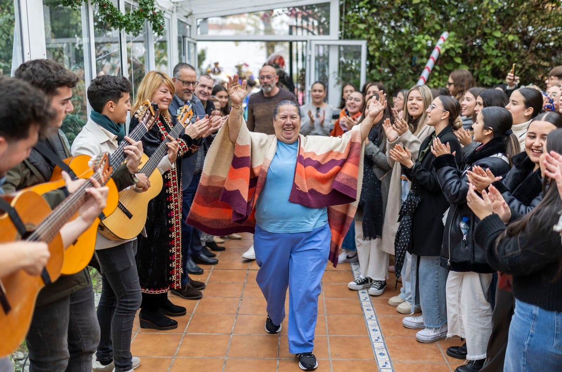 La visita de los Reyes Magos a residencias y hospitales de Huelva, en imágenes