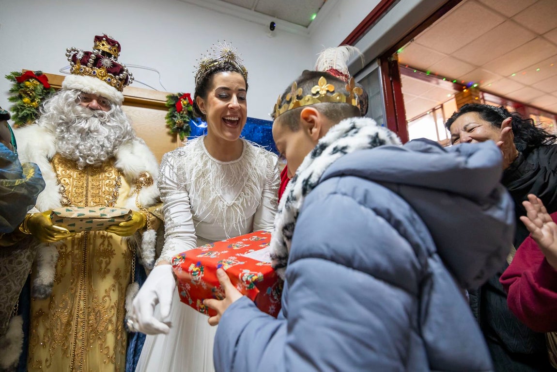 La visita de los Reyes Magos a residencias y hospitales de Huelva, en imágenes
