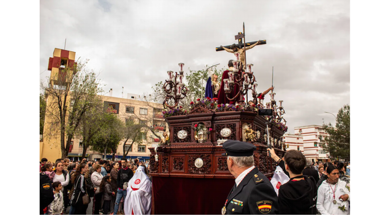 El Santísimo Cristo del Perdón, durante su procesión por las calles de Huelva en Semana Santa