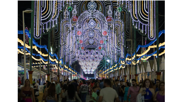 Una de las calles de casetas en las Fiestas Colombinas de Huelva