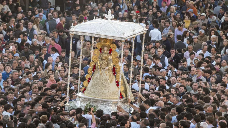 Procesión de la Virgen de El Rocío por la aldea