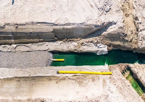 Imagen secundaria 1 - Arriba, ejecución del sellado en la zona 3 con la colocación y soldadura de la geomembrana. Sobre estas líneas, terminación de drenajes interior y exterior en esa misma zona