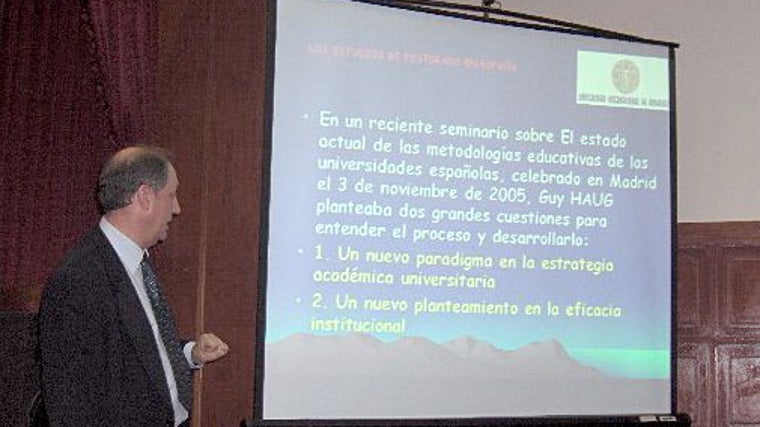 Impartiendo clases en la Universidad de Cuzco