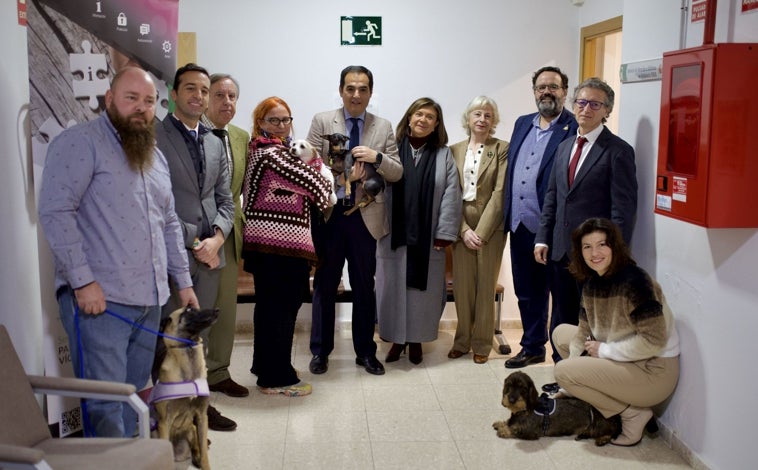 Imagen principal - Nace en Huelva una patrulla canina para acompañar a las víctimas más vulnerables en los juzgados