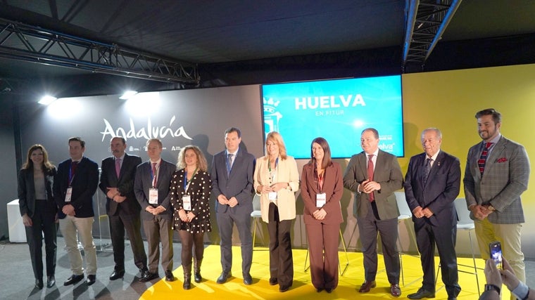 Foto de familia de la presentación de la Magna Mariana