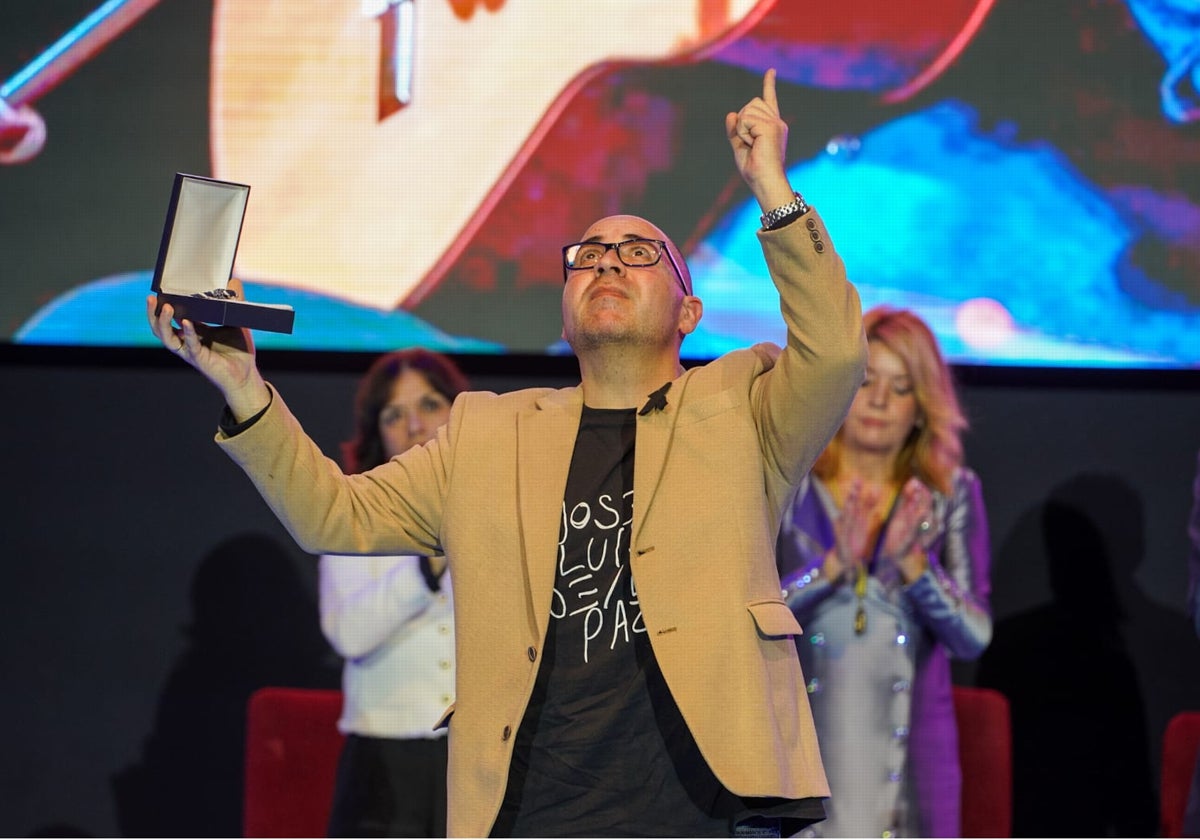 El hermano de José Luis de la Paz recoge la medalla de Huelva a las bellas artes concedida al músico