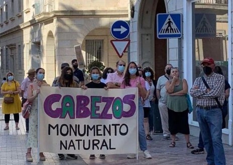 Imagen secundaria 1 - El Cabezo de Mundaka, manifestación por los cabezos y el proyecto urbanístico de este cabezo ya tumbado en los juzgados