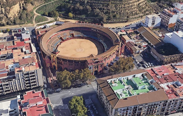 A la izquierda de la plaza, el edificio de la Comandancia de la Guardia Civil; en el costado de derecho la casa 'okupada'