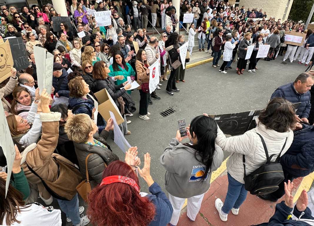 La protesta de los sanitarios en el Juan Ramón Jiménez de Huelva, en imágenes