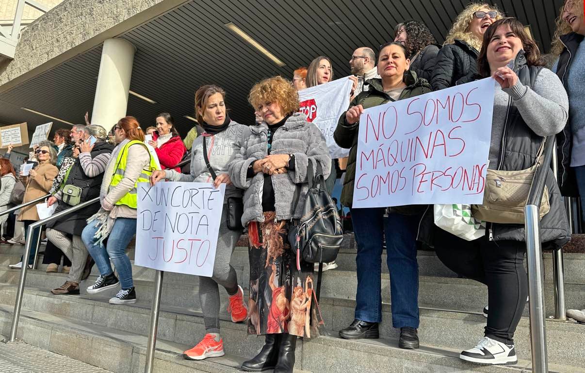 La protesta de los sanitarios en el Juan Ramón Jiménez de Huelva, en imágenes