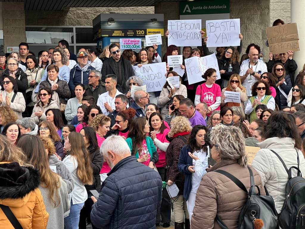 La protesta de los sanitarios en el Juan Ramón Jiménez de Huelva, en imágenes