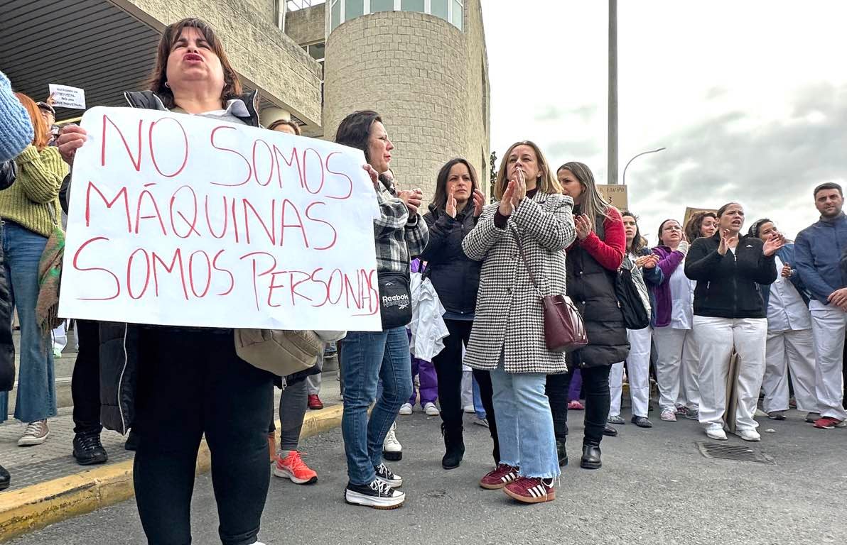 La protesta de los sanitarios en el Juan Ramón Jiménez de Huelva, en imágenes