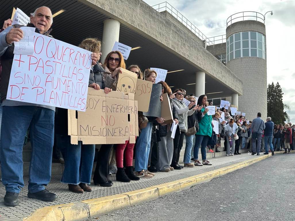 La protesta de los sanitarios en el Juan Ramón Jiménez de Huelva, en imágenes