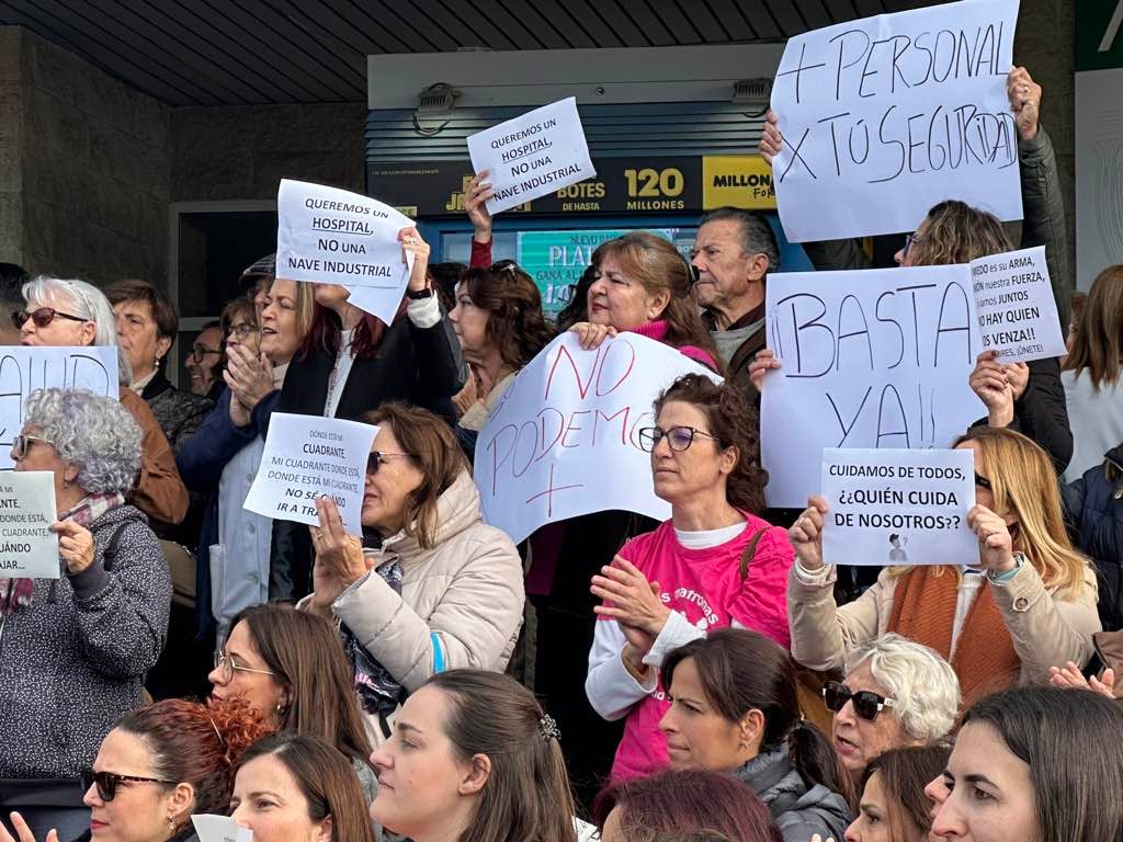 La protesta de los sanitarios en el Juan Ramón Jiménez de Huelva, en imágenes