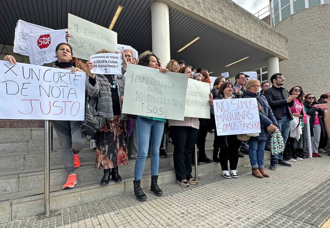 La protesta de los sanitarios en el Juan Ramón Jiménez de Huelva, en imágenes