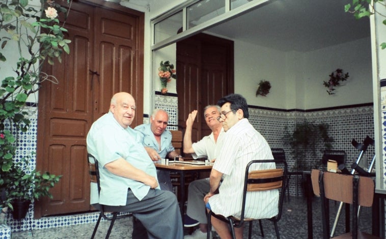 Imagen principal - En la imagen de abajo, de izquierda a derecha: El Pato, Gaspar García, Manuel García, Gonzalo García, Eugenio, Leonardo García, gato El Lepero (1), El Lolo, José Dolores García, el hermano de Diego Puerta.