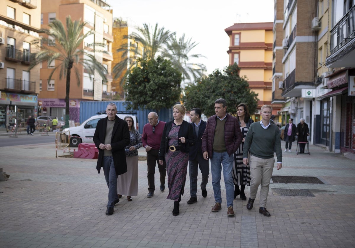 Visita de los concejales municipales a las obras en la plaza de Las Colonias