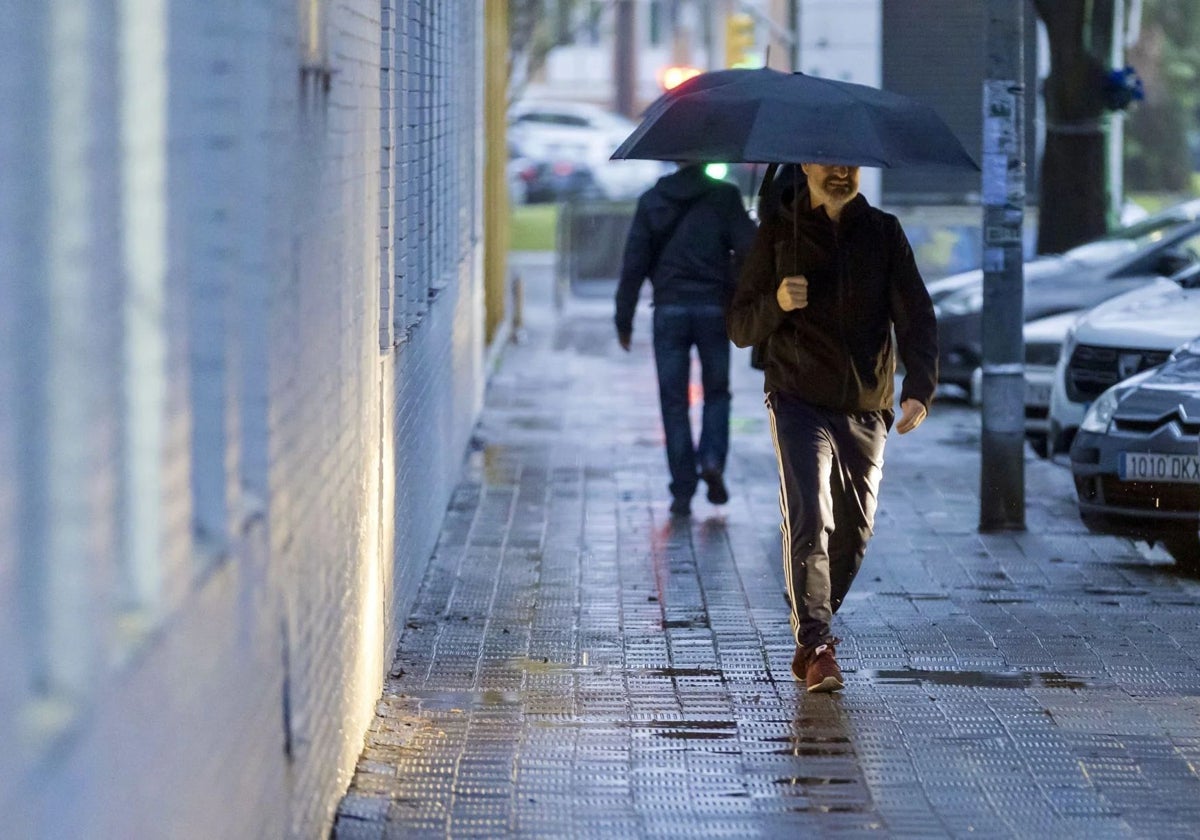 Onubense camina con un paraguas por Huelva