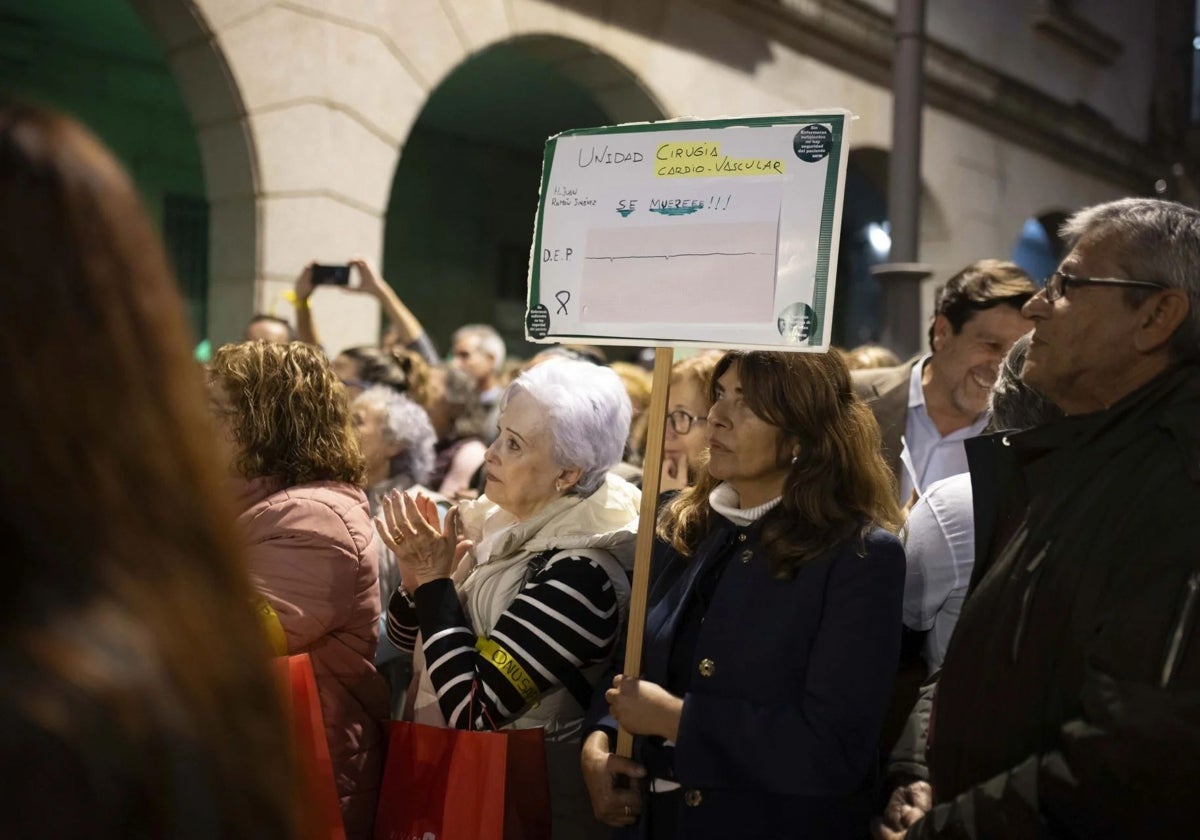 Uno de los carteles en la concentración de la semana pasada por la sanidad pública de Huelva