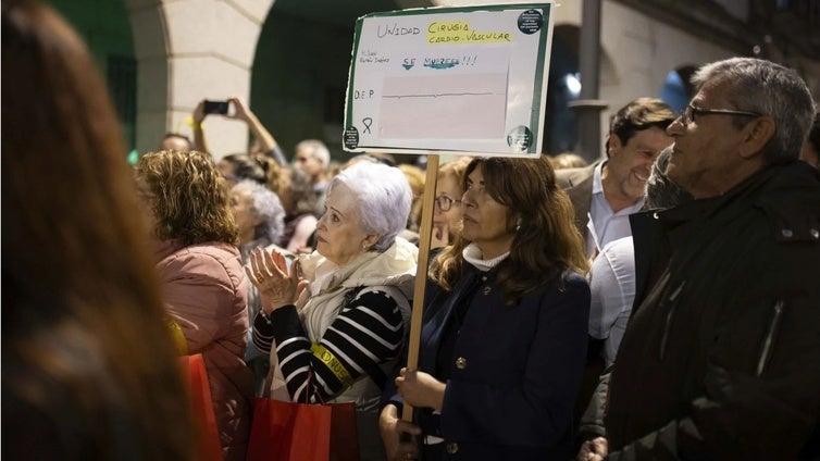 La única cirujana del Juan Ramón Jiménez se da 15 días para ver si sigue y Onusap se toma con «cautela» la bolsa de empleo de la Junta