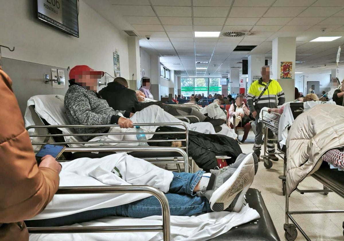 La sala de espera del Hospital Juan Ramón Jiménez colapsada de pacientes el pasado martes