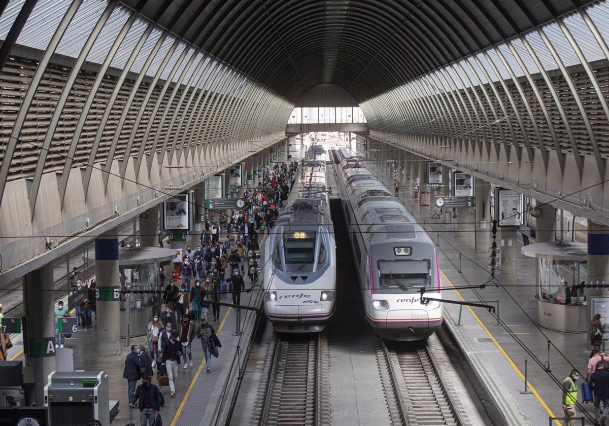 Llegada de pasajeros en el AVE procedente de Madrid a la Estación de Santa Justa