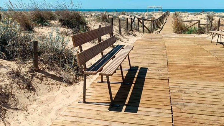 Una de las pasarelas que conduce a la playa de la capital