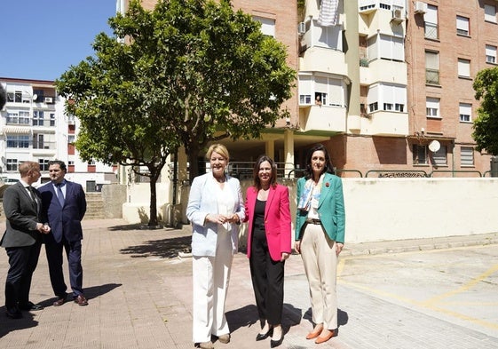 La alcaldesa de Huelva, con la consejera de Fomento