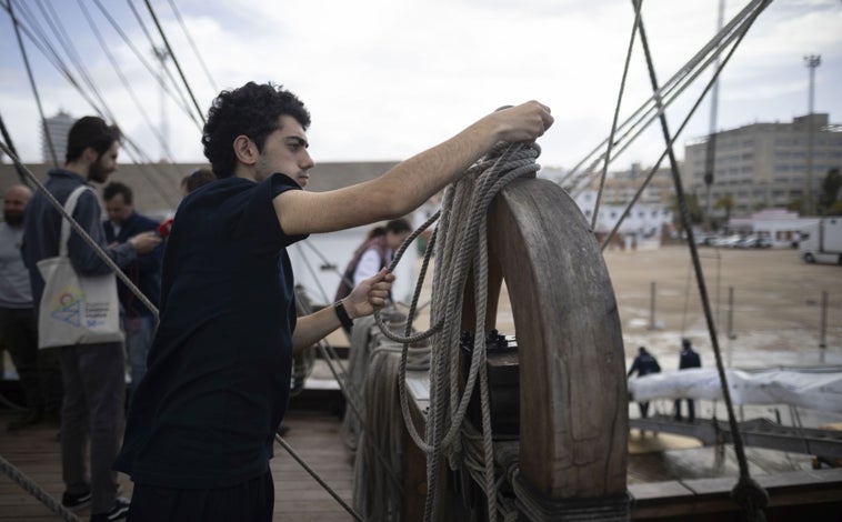 Imagen principal - El galeón Andalucía ya está en Huelva y recibiendo visitas