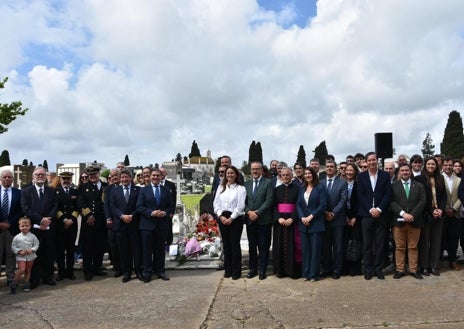Imagen secundaria 1 - Huelva cumple con la tradición de honrar la memoria de William Martin, 82 años después de su misteriosa aparición