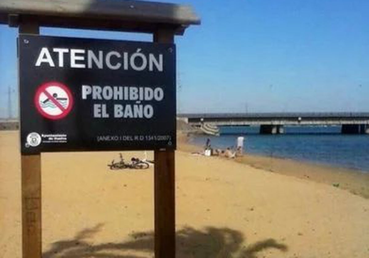 Cartel indicando que está prohibido el baño en la playa