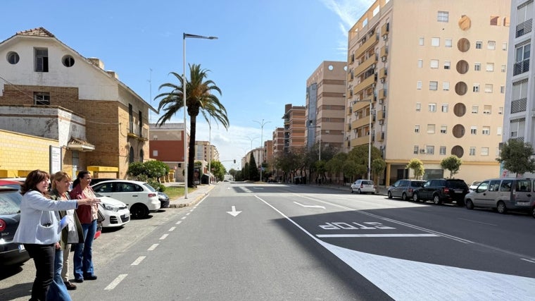 La alcaldesa y la concejala de Movilidad y Educación, Milagros Rodríguez, en la avenida de las Fuerzas Armadas de la capital