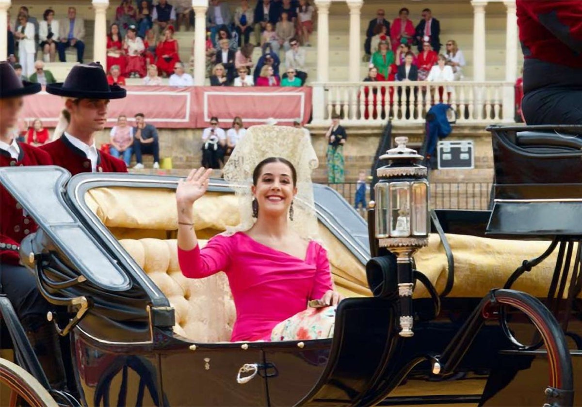 Carolina saluda a bordo de uno de los carruajes que participaron