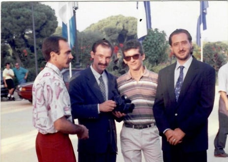 Imagen secundaria 1 - Pepe y Antonio, agachados y Rodri, en moto / José Antonio Suárez, con su hermano en una boda