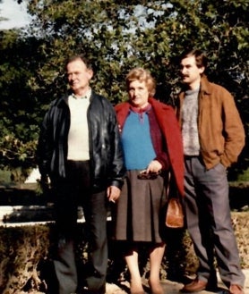 Imagen secundaria 2 - Pepe y Antonio, agachados y Rodri, en moto / José Antonio Suárez, con su hermano en una boda