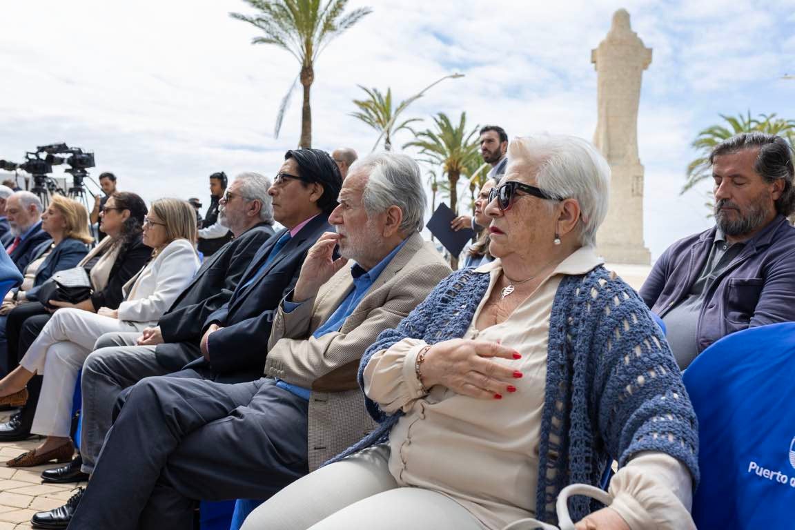 La inauguración de la escultura a Miss Whitney, en imágenes