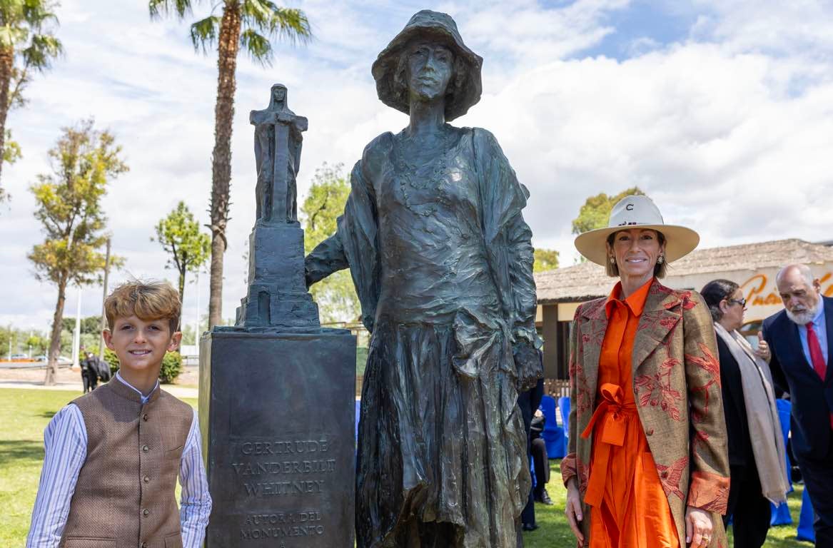 La inauguración de la escultura a Miss Whitney, en imágenes