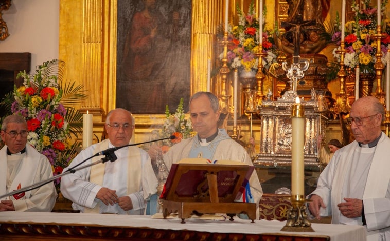 Imagen principal - Robert Prevost, en una visita al Convento de las Madres Agustinas