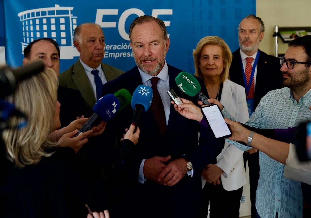 El presidente de la FOE atiende a los medios antes de la asamblea
